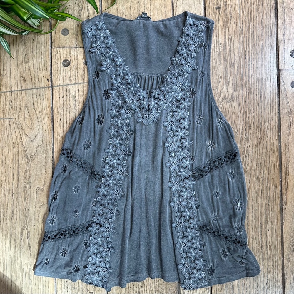 POL Floral Lace Sleeveless Top